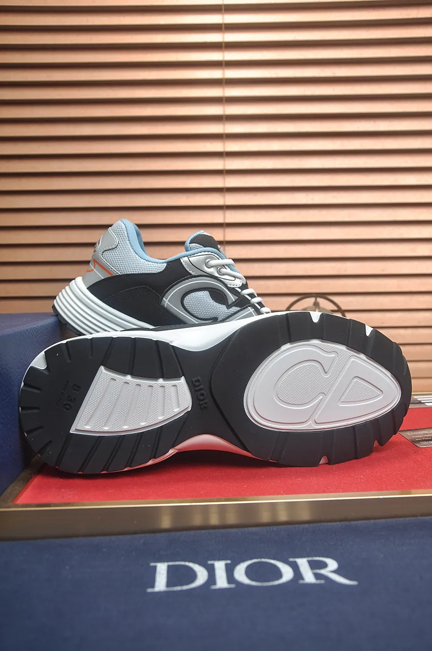 Men's men's shoes 💰: 500💶 (top original order) Brand: Dior (Dior) Standard code: Men's code 38-44 (45 customized) Grade: Same as the official website Material: Top original cowhide spliced ​​together Original wear-resistant and lightweight outsole Style category: Fashionable casual shoes Distinguished luxury brand elements top luxury Color: Actual picture color